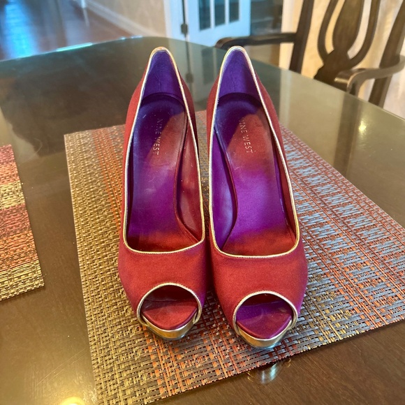 Nine West Burgundy Satin Peep Toe Pumps with Gold Piping and Stripe- Size 10 - Picture 5 of 8